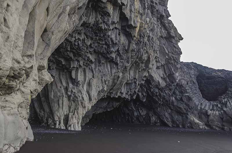 Islandia 125 - reserva natural de Dyrholaey - acantilados de Dyrholaey y playa de Kirkjufjara.jpg